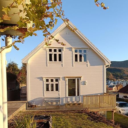 Charming House In Ulsteinvik With Free Parking Villa Buitenkant foto