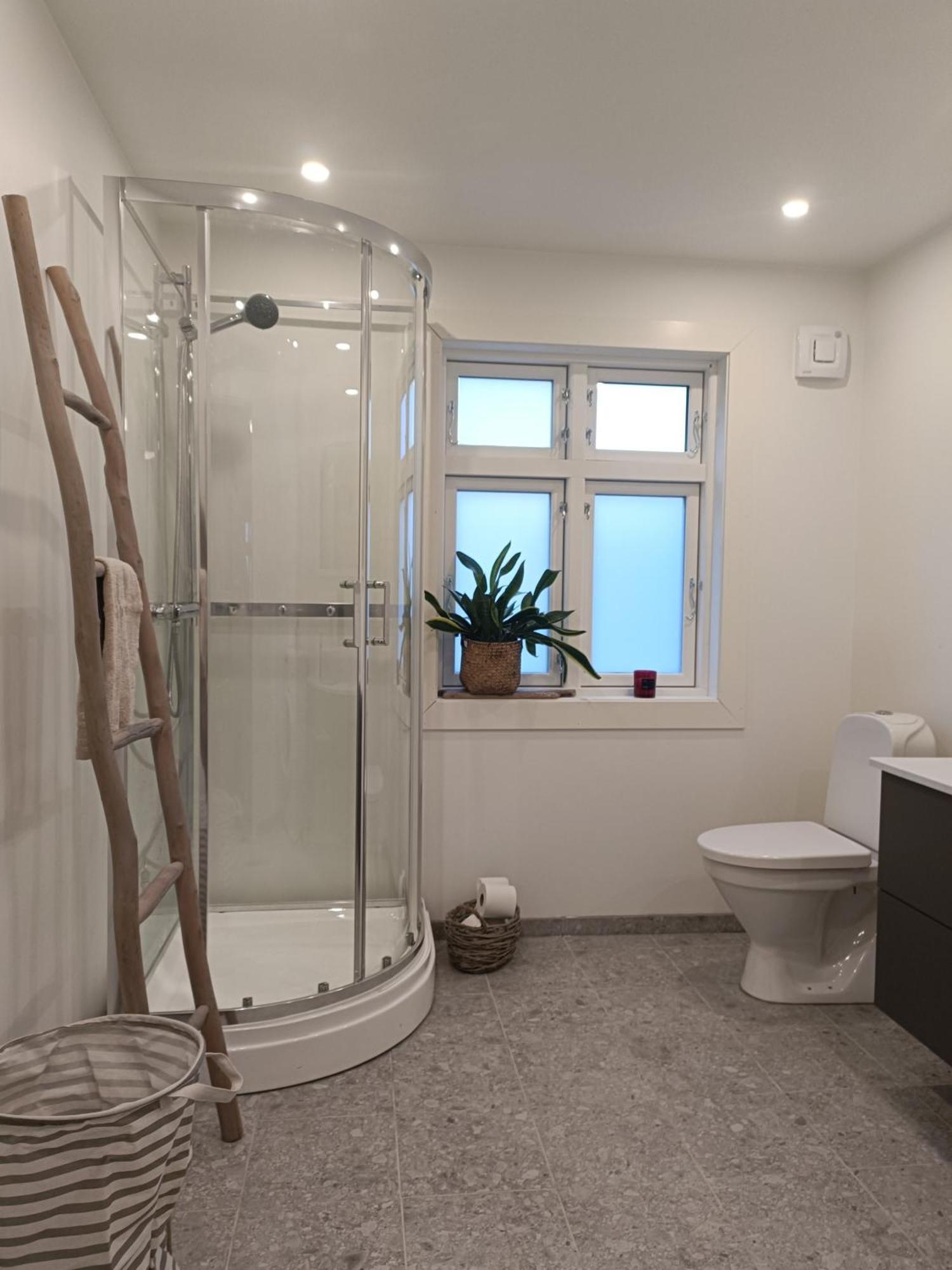 Charming House In Ulsteinvik With Free Parking Villa Buitenkant foto